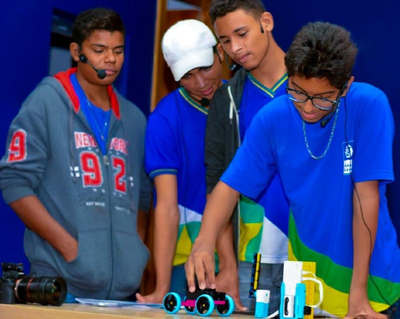 Alunos desenvolvem protótipos durante as aulas - Foto por: Assessoria