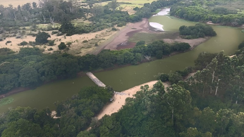 Microbarramento para elevação de nível do Gravataí, ação emergencial devido à baixa vazão de água causada pela estiagem -Foto: Sema