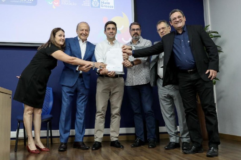 Ana Maria Di Renzo (Unifacc), governador em exercício Otaviano Pivetta, Alan Porto (Seduc-MT), Eduardo Ferreira (Undime-MT), Gelson Menegatti (CEE) e o padre Edson Sestare (Unifacc) - Foto por: Mayke Toscano