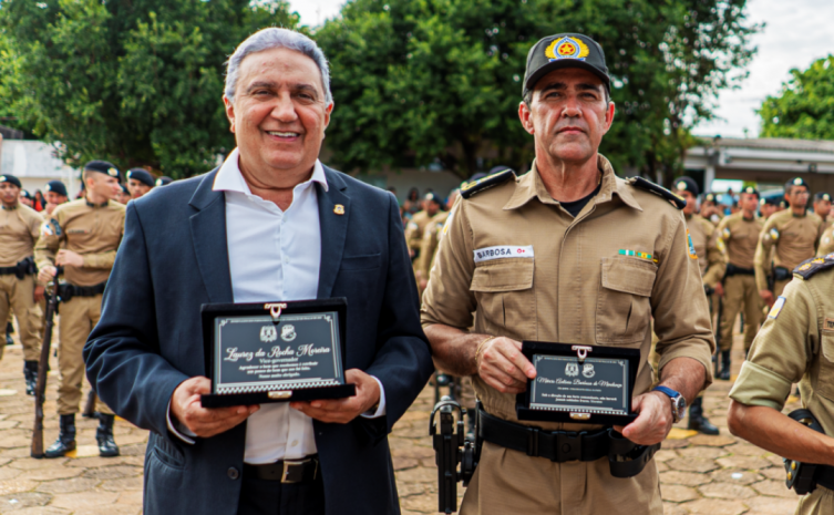 Vice-governador, Laurez Moreira e o comandante-geral da Polícia Militar, coronel Márcio Barbosa, recebem homenagem do 4º BPM/TO Gurupi - Foto: Bruno Maia/Governo do Tocantins
