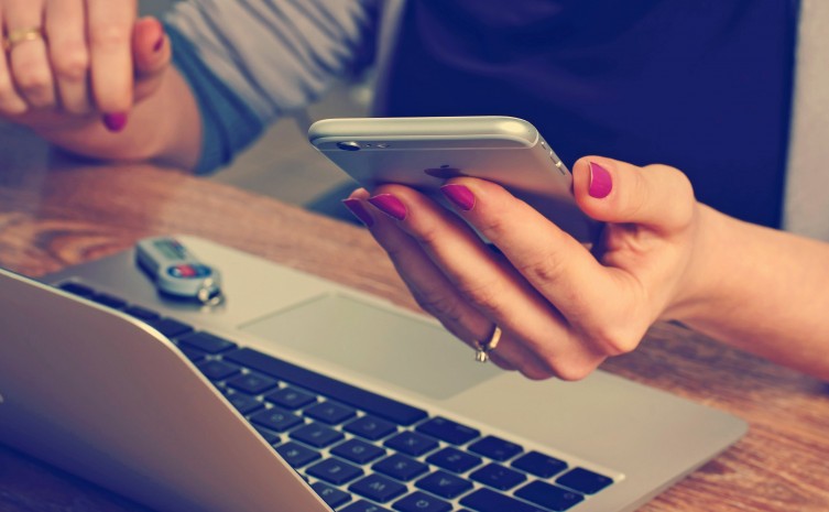 É preciso ter cautela na hora de entrar em anúncios com links que são compartilhados em redes sociais ou aqueles que são patrocinados, pois podem ser falsos - Foto: Divulgação/Unsplash