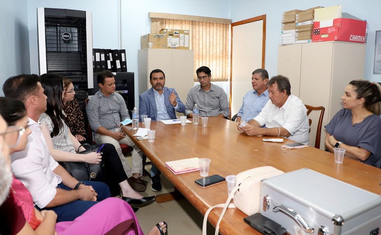 Wanderlei Barbosa ouviu demandas dos médicos e determinou providências para melhorar o atendimento no Hospital Dona Regina - Foto: Esequias Araújo/Governo do Tocantins