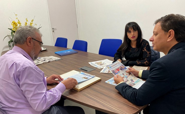 Os servidores pioneiros da Jucetins, Erlan Milhomem (e) e Hilda Cristina ao lado do presidente José Aníbal relembram a época através do acervo histórico - Foto: Philipe Ramos/Governo do Tocantins
