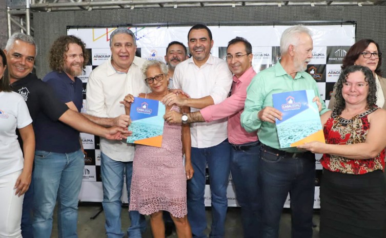 Títulos definitivos registrados foram entregues aos moradores dos setores Coimbra, Jardim das Flores e Vila Couto Magalhães, em Araguaína - Foto: Esequias Araújo/Governo do Tocantins