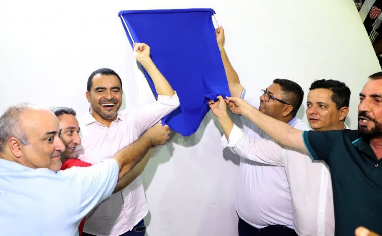 Placa de inauguração do ginásio reformado foi descerrada na noite dessa terça-feira, 24, pelo governador Wanderlei Barbosa - Foto: Esequias Araújo/Governo do Tocantins
