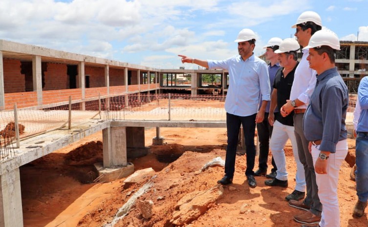 Governador explicou que a sua gestão já investiu algo em torno de R$ 70 milhões em obras e determinou agilidade na construção da obra - Foto: Esequias Araújo/Governo do Tocantins
