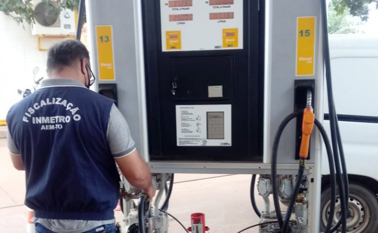 Todo posto revendedor de combustível tem, obrigatoriamente, que possuir uma medida de capacidade de 20 litros devidamente verificada pela Agência de Metrologia - Foto: Brenda Ramos/Governo do Tocantins