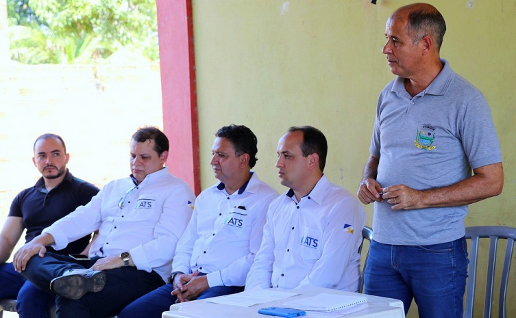 Prefeito de Couto Magalhães, Júlio César Ramos, apresentou soluções aos moradores de Peixelândia em parceria com a diretoria da ATS - Foto: Nielcem Fernandes\Governo do Tocantins