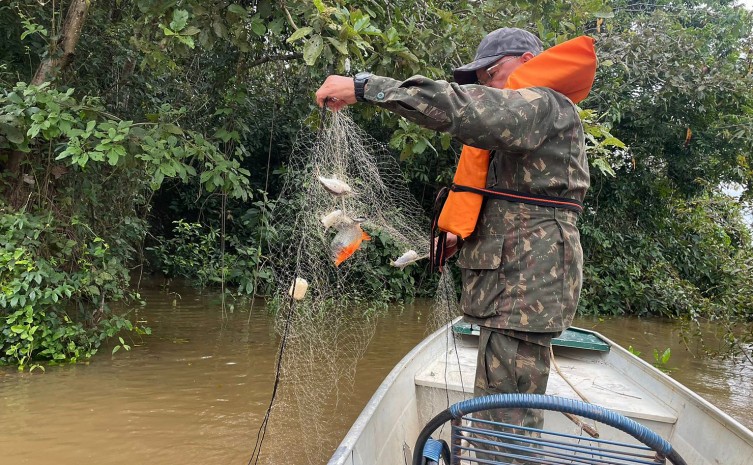 Pescado vivo é retirado de redes e devolvido para a água - Foto: Naturatins/Governo do Tocantins