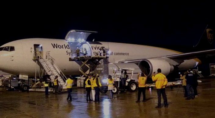 Novo lote com mais 628 mil doses da vacina da Pfizer chega ao aeroporto de Viracopos - (Foto: Reprodução/RecordTV)