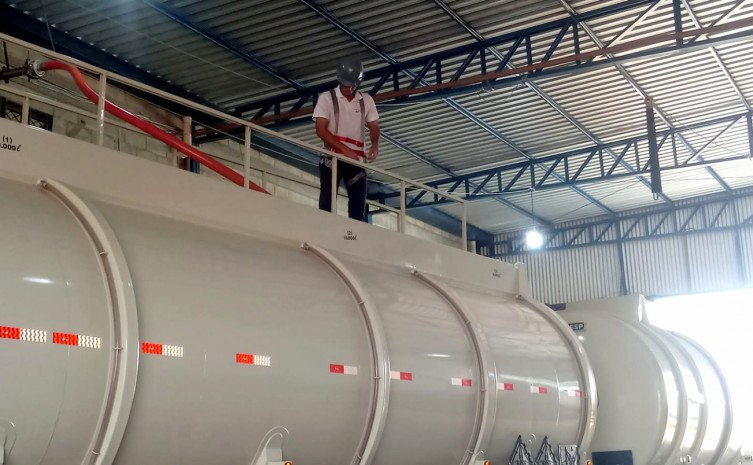 Verificação de veículo-tanque rodoviário de cargas perigosas é uma forma de assegurar a justa relação comercial entre as empresas - Foto: Brenda Ramos/Governo do Tocantins