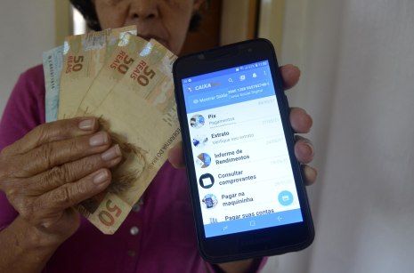 Nascidos em outubro podem sacar ou transferir a primeira parcela do auxílio - (Foto: CARLOS EMIR/FUTURA PRESS/FUTURA PRESS/ESTADÃO CONTEÚDO-30/04/2021)