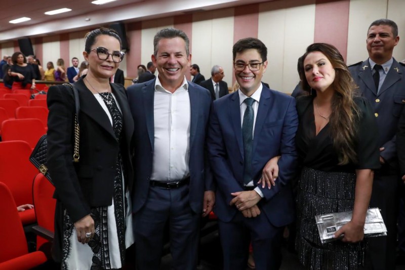 Primeira-dama de MT, Virginia Mendes, governador Mauro Mendes, procurador geral do Estado Doesdete Cruz Júnior e a esposa Kássia Victor Cruz (advogada) - Foto por: Jana Pessôa