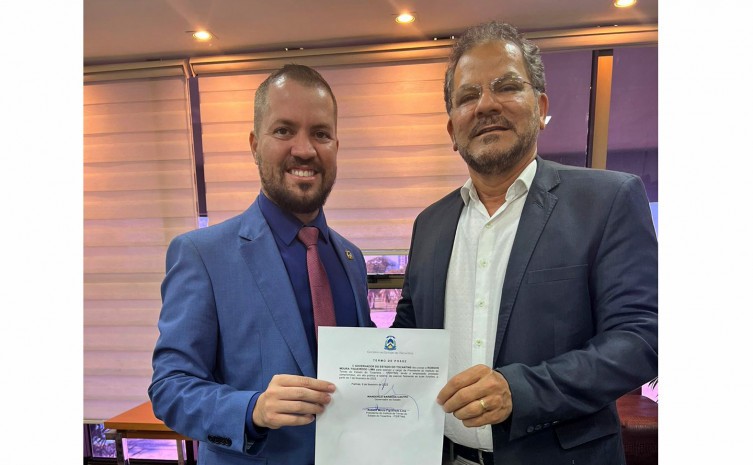 Presidente do Itertins, Robson Figueiredo, foi recebido pelo secretário-chefe da Casa Civil, Deocleciano Gomes Filho, após sua recondução à gestão do órgão - Foto: Governo do Tocantins