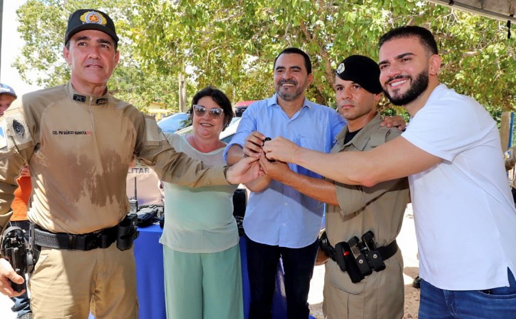 Governador Wanderlei Barbosa, o deputado Leo Barbosa e a prefeita Filó Coelho, de Tupiratins, entregam a chave de uma viatura para servir o destacamento da cidade - Foto: Esequias Araújo/Governo do Tocantins