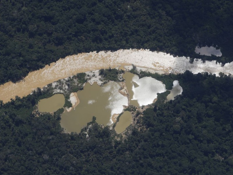 O garimpo ilegal polui rios na reserva ianomâmi, em Roraima - MMULLER