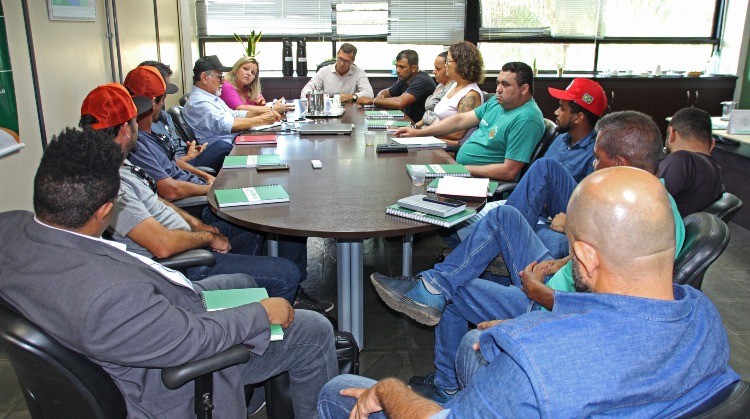 Durante a reunião, o presidente da Emater, Cleison Duval, destacou a importância de os produtores se organizarem para participar dos programas de compras governamentais | Foto: Divulgação/Emater