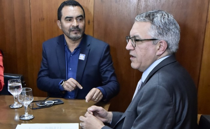 Em audiência com o ministro Alexandre Padilha, o governador Wanderlei Barbosa articulou a federalização de trechos de rodovias no Tocantins e investimentos em infraestrutura - Foto: Mariana Di Pietro/Governo do Tocantins