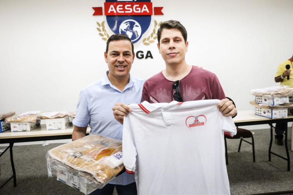 Na foto o prefeito Sivaldo Albino e o agente de saúde e proteção a endemias Paulo André / Fotos: Thomas Ravelly (PMG) e Secretaria de Saúde de Garanhuns 
