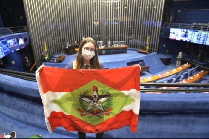 Gabriela Guadagnin, estudante na EEB João XXII, foi a jovem senadora de SC em 2022 - Foto: Arquivo Pessoal