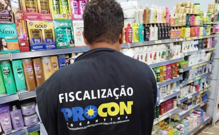 Procon Tocantins fiscalizando produtos no município de Pau D'Arco - Foto: Procon/Tocantins