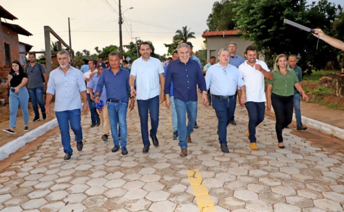 Governador Wanderlei Barbosa, acompanhado de comitiva, entrega pavimentação e bloqueteamento de ruas no município de Axixá - Foto: Esequias Araújo/Governo do Tocantins