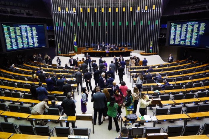 Deputados analisam propostas em sessão do Plenário - (Foto: Zeca Ribeiro/Câmara dos Deputados)