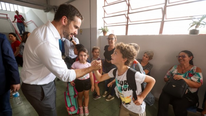 Leite aproveitou a visita para conversar com estudantes e funcionários da escola -Foto: Gustavo Mansur/Secom