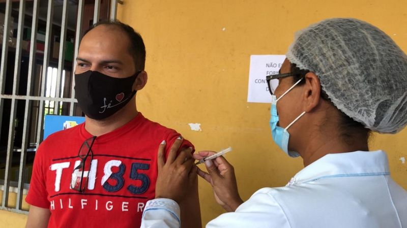 Professor é vacinado no município de Santa Inês (Foto: Divulgação)