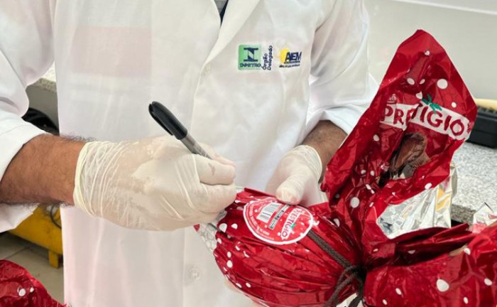 Ovos de chocolate passam por testes laboratoriais na Agência de Metrologia - Foto: Brenda Ramos/Governo do Tocantins