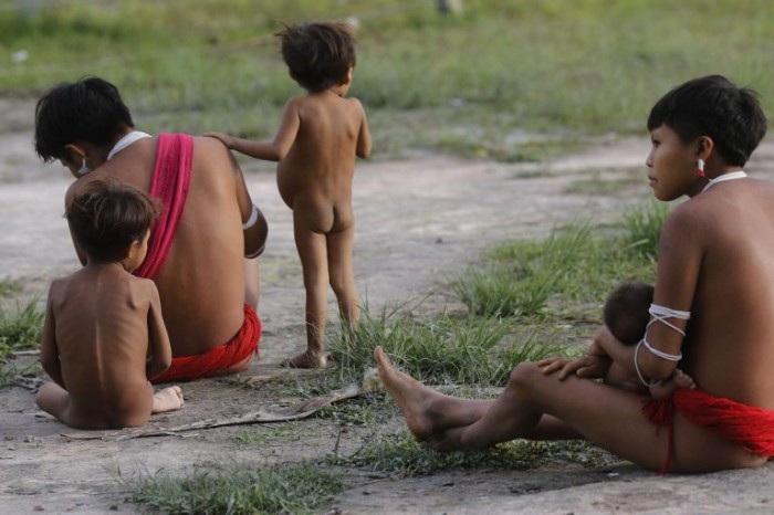 Mulheres e crianças yanomami em Surucucu (RR) - (Foto: Fernando Frazão/Agência Brasil)