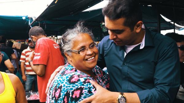 Fenando Rodolfo com uma popular durante a feira livre em Caruaru