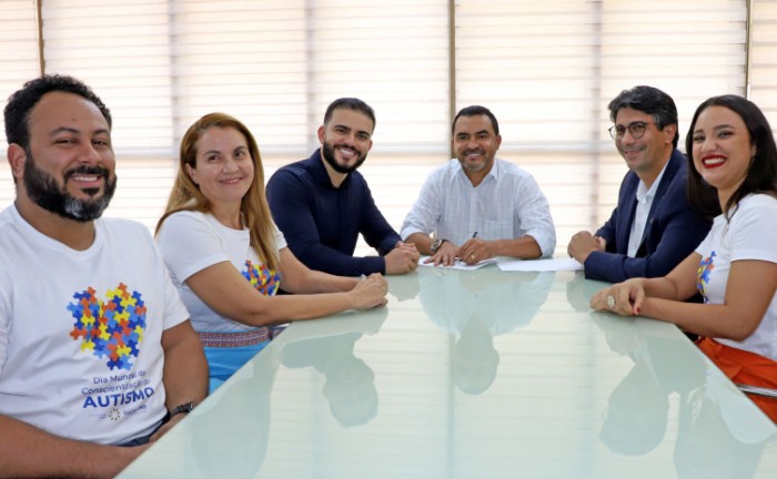 O secretário da Saúde, Afonso Piva, gestores da secretaria e o deputado estadual Léo Barbosa, acompanham o governador Wanderlei Barbosa durante assinatura do Decreto - Foto: Esequias Araújo/Governo do Tocantins