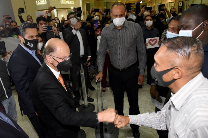 Missionários são recebidos no Aeroporto de Guarulhos pelo bispo Edir Macedo - (Foto: Divulgação/Demetrio Koch - 12.05.2021)