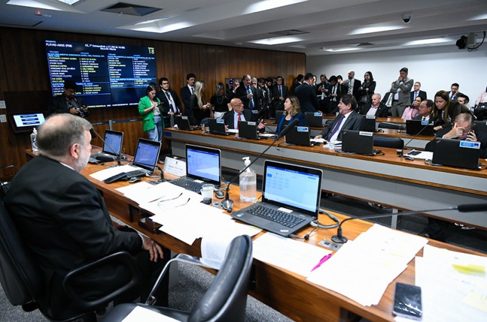 Presidente da comissão, Flávio Arns (E) anunciou que serão pelo menos duas audiências - Geraldo Magela/Agência Senado