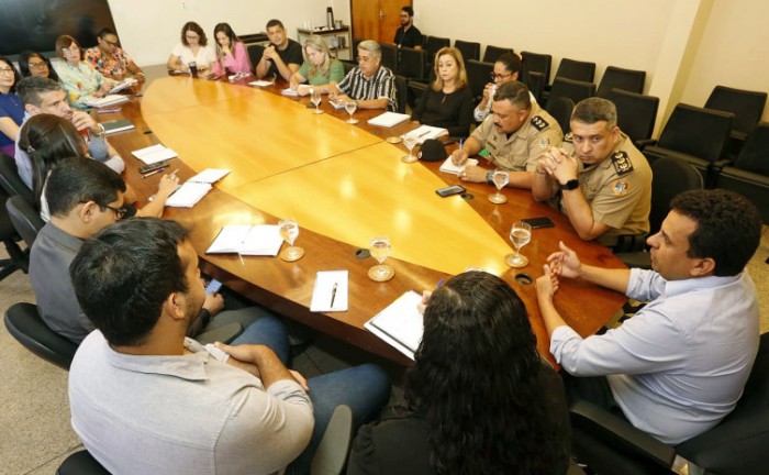 Nesta terça-feira, 11, representantes da Secretaria de Estado da Educação, da Secretaria de Estado da Segurança Pública e da Polícia Militar iniciaram as discussões para as ações emergenciais, a médio e a longo prazo, visando combater situações violentas 