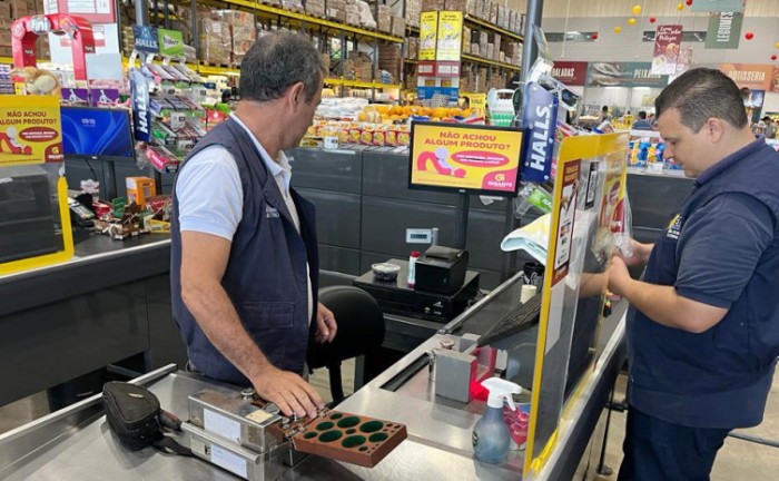 Equipe de Instrumentos da Agência de Metrologia verifica o Selo de Identificação em balança comercial na Operação Plano Nacional de Vigilância de Mercado - Foto: Brenda Ramos/Governo do Tocantins