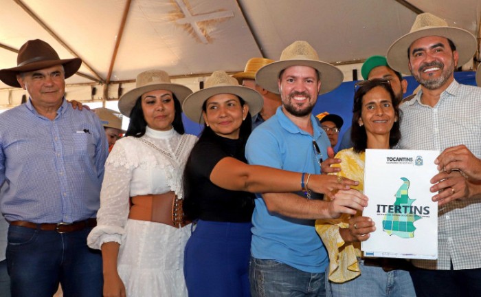 Durante a abertura da Feira, o Governo do Tocantins entregou 12 títulos definitivos a famílias de Almas, totalizando mais de mil hectares de área regularizada - Foto: Esequias Araújo/Governo do Tocantins
