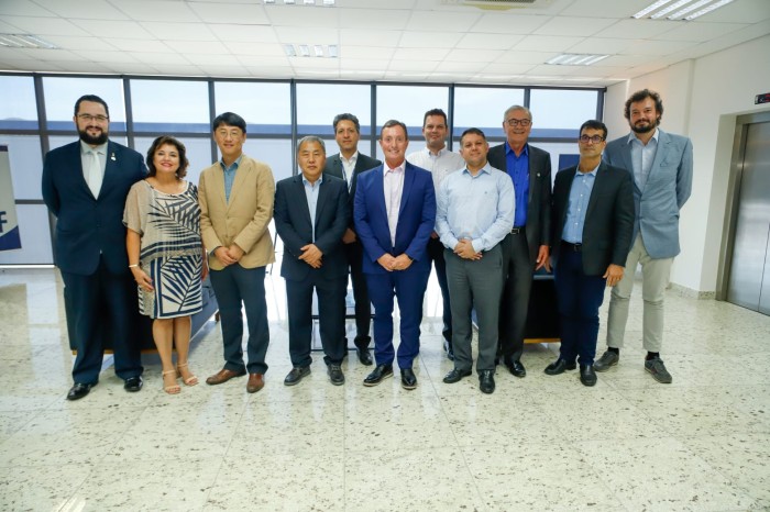 Da esq. p/direita: secretário de Articulação Internacional Juliano Froehner, vice-governadora Marilisa Boehm, representantes coreanos e brasileiros da LG e secretário da Indústria, Comércio e Serviços, Silvio Dreveck. Foto: Divulgação SAI