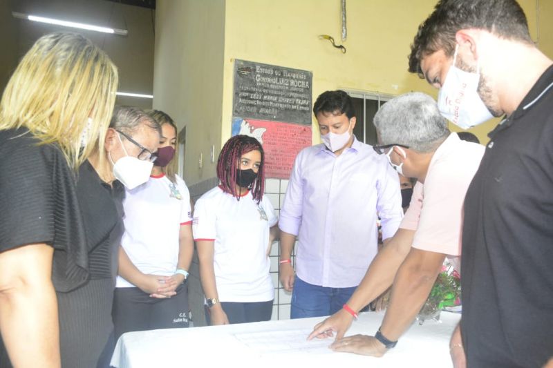 <em>Equipe de Engenharia da Seduc detalha ao secretário Felipe Camarão como será a obra (Foto: Lauro Vasconcelos)</em>