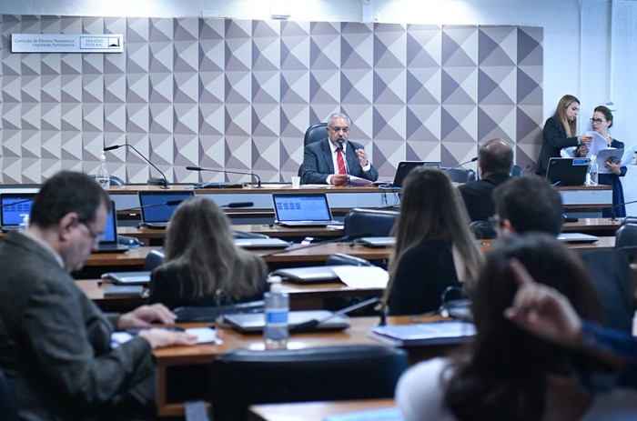 Paim (mesa) é autor do requerimento para a audiência - Geraldo Magela/Agência Senado