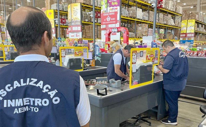 Equipe técnica da área de Instrumentos verifica balanças comerciais na Operação Plano Nacional de Mercado - Foto: Brenda Ramos/Governo do Tocantins