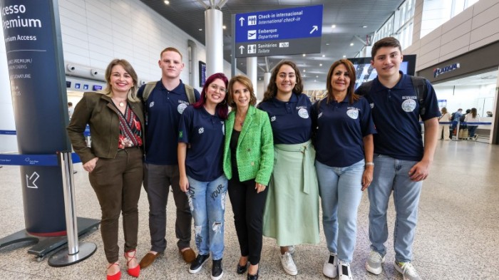 A secretária Raquel Teixeira foi ao aeroporto se despedir dos alunos antes da partida para os Estados Unidos -Foto: Gustavo Mansur/Secom