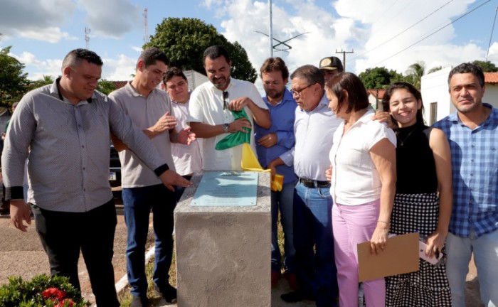 Governador Wanderlei Barbosa e prefeito Manoel Ferreira descerraram a placa de inauguração da pavimentação asfáltica - Foto: Tharson Lopes/ Governo do Tocantins