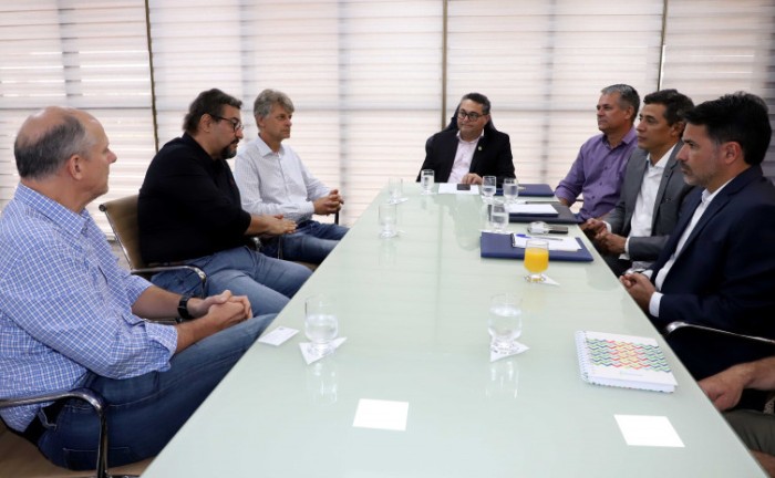 Representando o governador Wanderlei Barbosa, o secretário de Estado da Governadoria, Jairo Mariano, recebeu representantes da empresa europeia Sail Ventures no Palácio Araguaia - Foto: Esequias Araújo/Governo do Tocantins