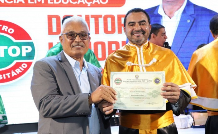 Governador Wanderlei Barbosa recebeu o título das mãos de seu pai, o primeiro prefeito de Palmas, Fenelon Barbosa - Foto: Esequias Araújo/Governo do Tocantins