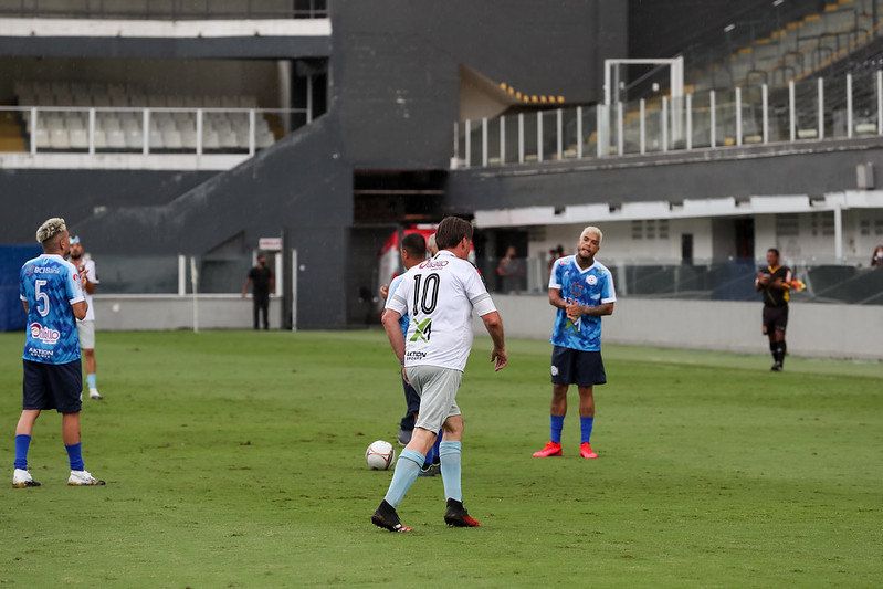 Funkeiro (ao fundo, na imagem) morreu aos 23 anos após cair de varanda - (Foto: Marcos Corrêa/PR - 28/12/2020)
