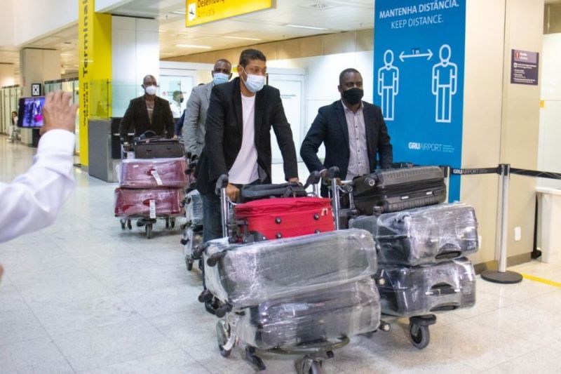 Missionários desembarcam no Aeroporto de Guarulhos (SP) - (Foto: Divulgação)