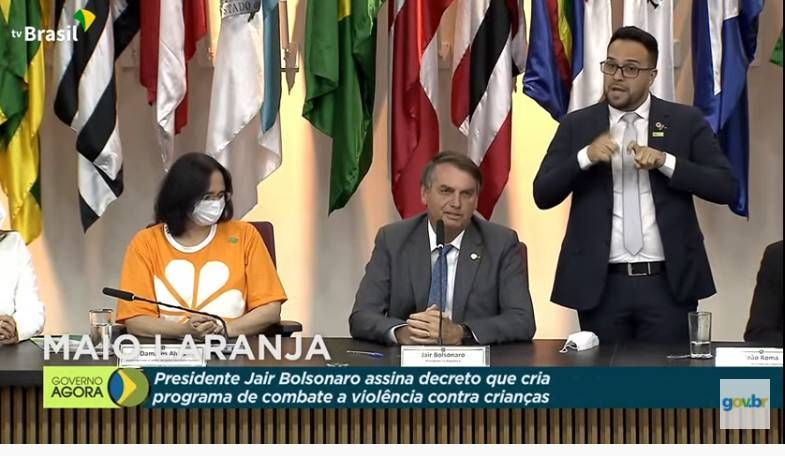 A ministra Damares Alves e o presidente Jair Bolsonaro, durante evento em Brasília - (Foto: Reprodução/TV Brasil)