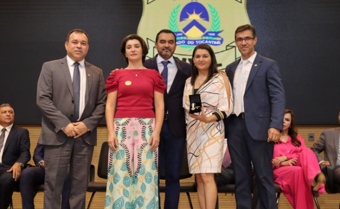 As filhas do escrivão de polícia José Bonfim Nazareno Ribeiro, conhecido como Zequinha, vitimado em serviço no ano de 2014, Thábita Dias Nazareno e Ruth Dias Nazareno, receberam a medalha em homenagem ao pai - Foto: Luiz de Castro/Governo do Tocantins